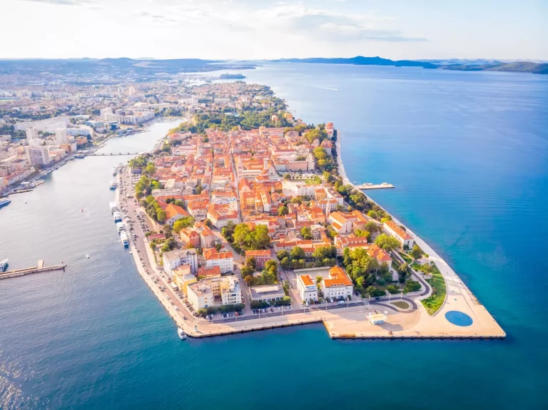 Luftaufnahme von Zadar im Sommer, Kroatien