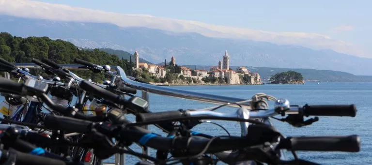 Kroatisch landschap met fietsen