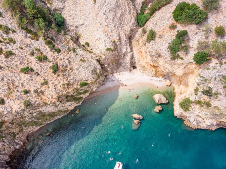 Blick aus der Vogelperspektive auf eine Bucht an der felsigen Küste der Adria. Die Insel Cres, Kroatien. Adria.  September 2019