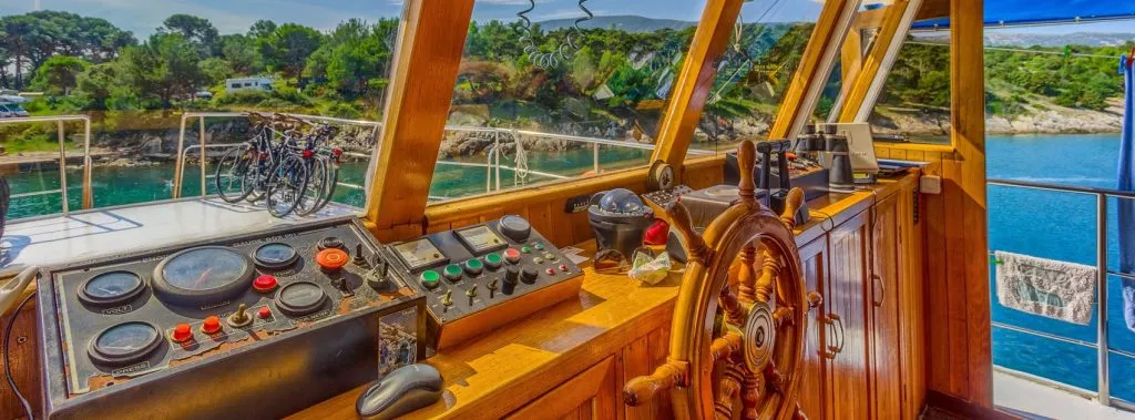 Stuurhuis motorjacht linda kroatien inselhuepfen komfort schiffe