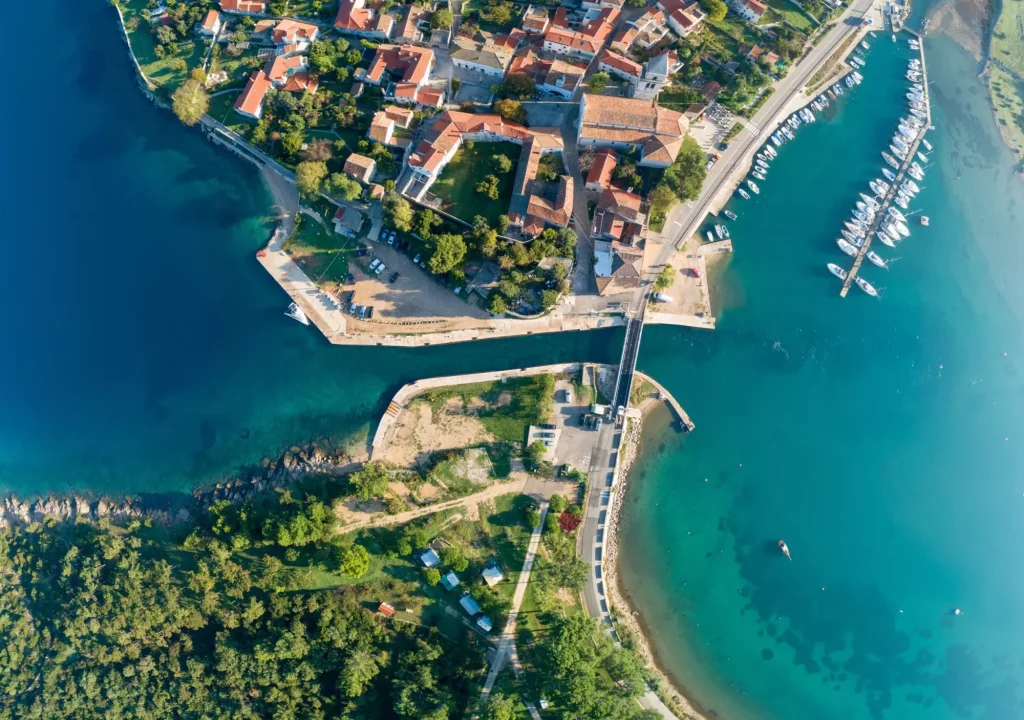 Luftaufnahme von Osor ( Ossero ) ist eine kleine Stadt und ein Hafen auf der Insel Cres in Kroatien. Sie liegt an einem schmalen Kanal, der die Inseln Cres und Lošinj trennt.