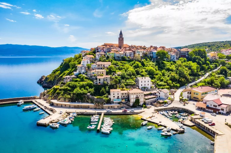 Schöne Stadt Vrbnik, Insel Krk, Kroatien, Luftaufnahme